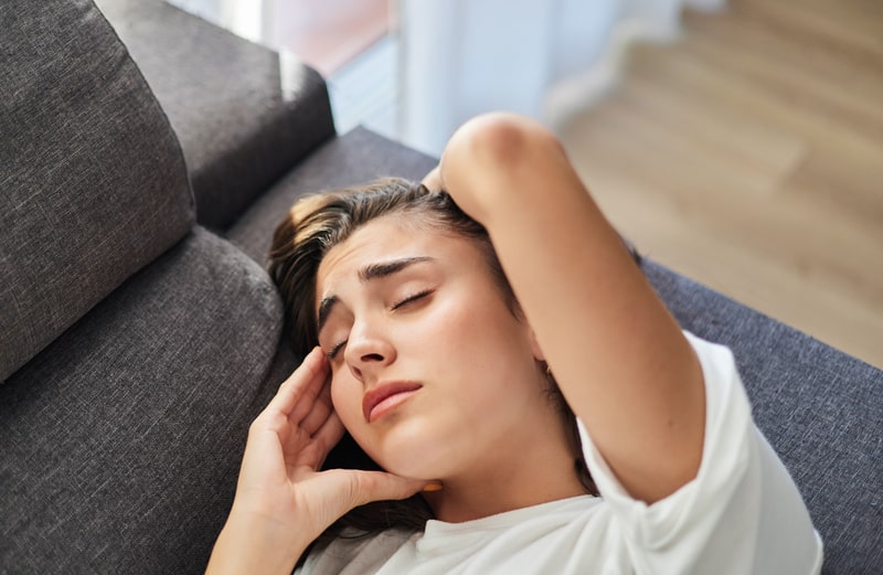 o que e fadiga mulher com dores deitada