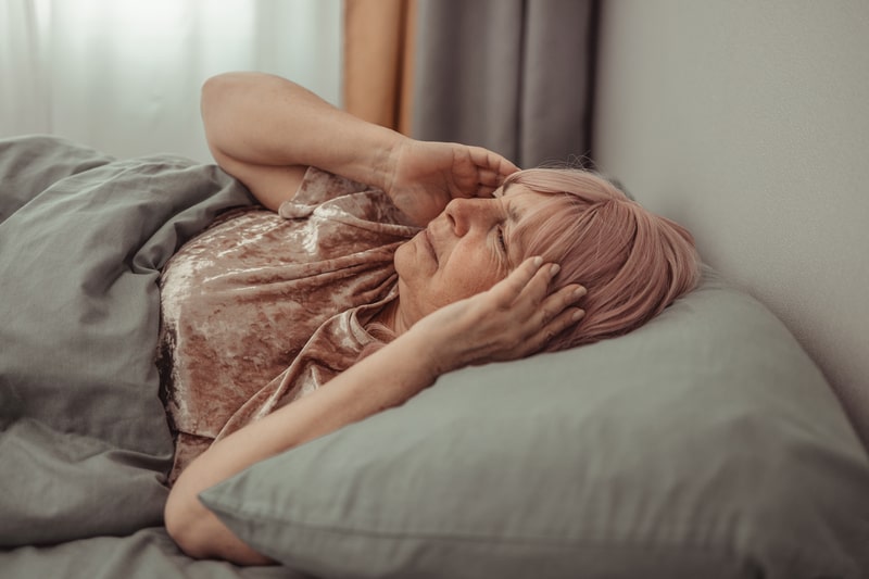 paralisia do sono idosa deitada