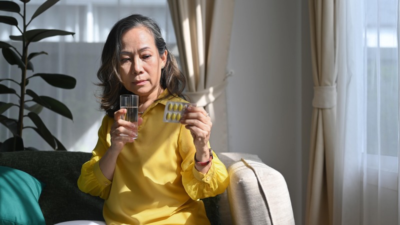 remedio para diabetes mulher bebendo remedio