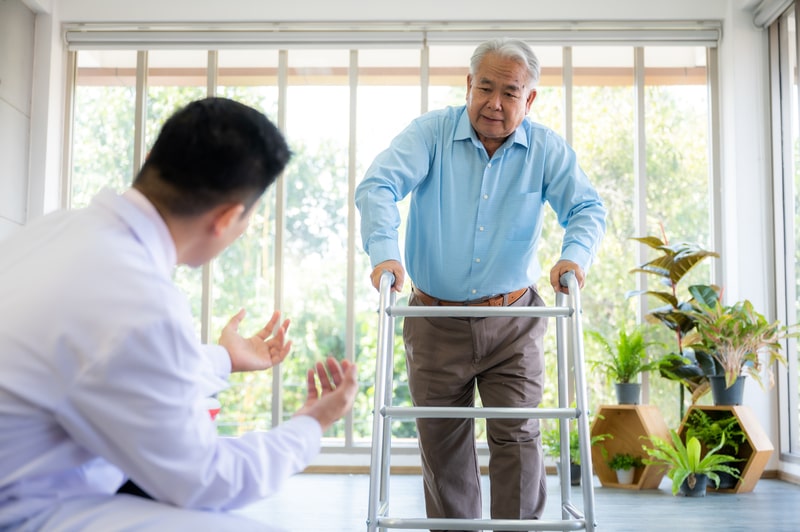 remedio para osteoporose idoso andando