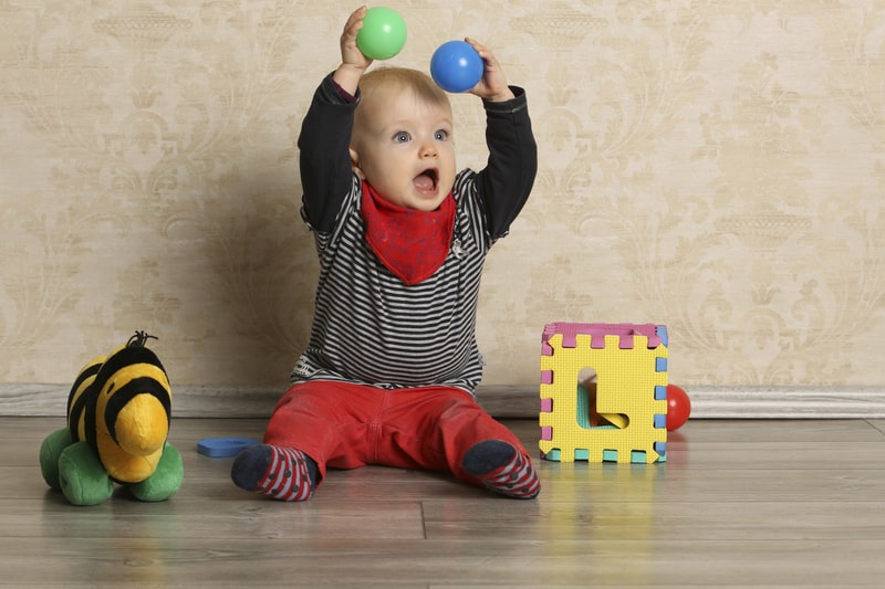 sindrome de angelman bebe brincando