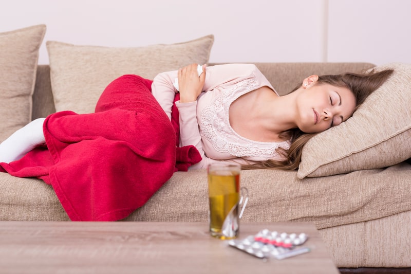 sintomas de tpm mulher com colica