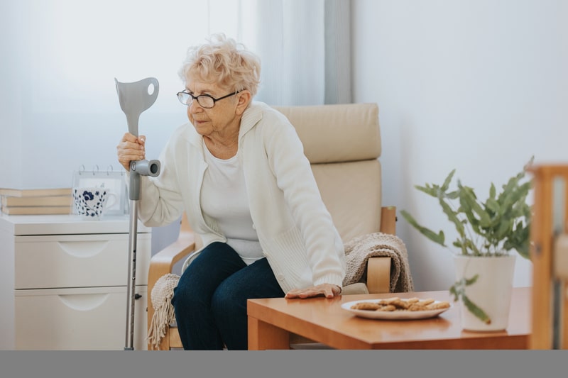 sintomas do alzheimer idosa sentada