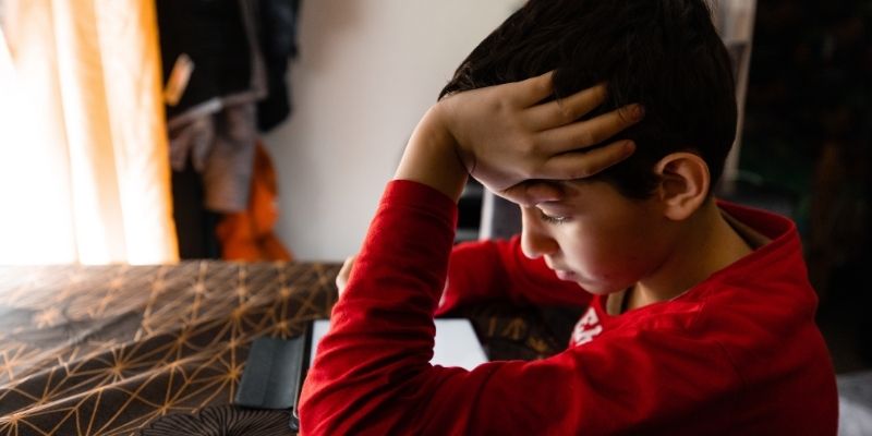 tea transtorno crianca sentada