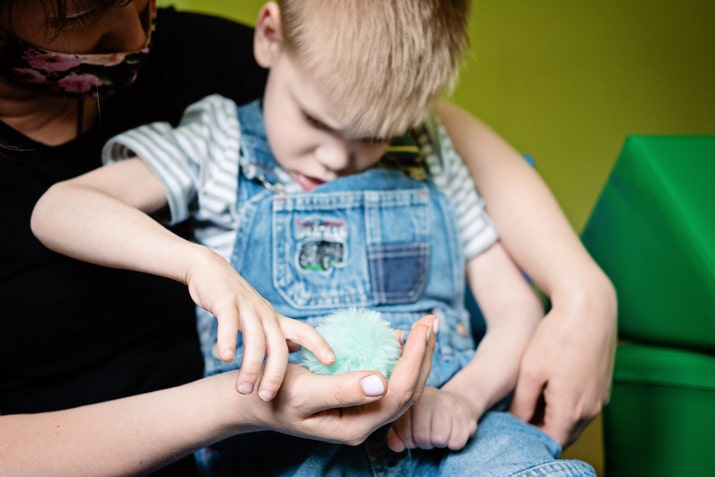 tratamento para paralisia cerebral crianca brincando