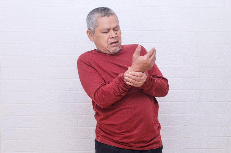 tremor nas maos idoso