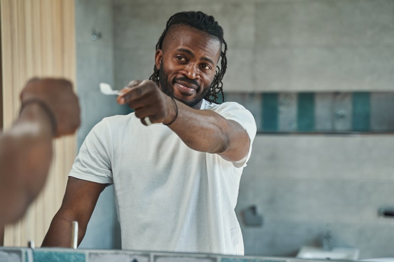 ulcera bucal higiene homem se olhando no espelho