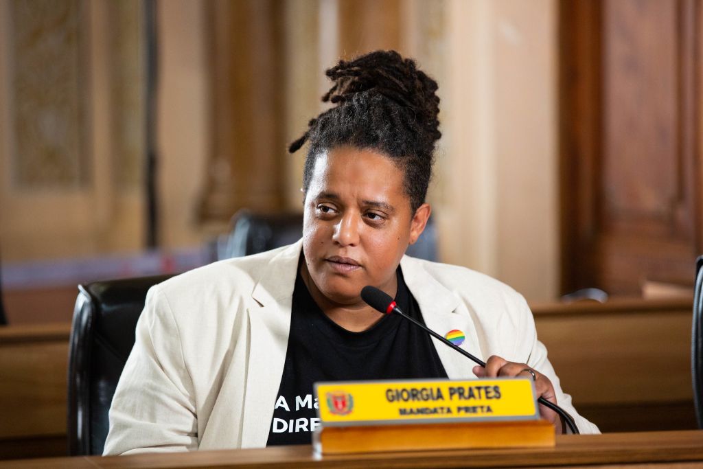 Vereadora Giorgia Prates no plenário da Câmara de Curitiba