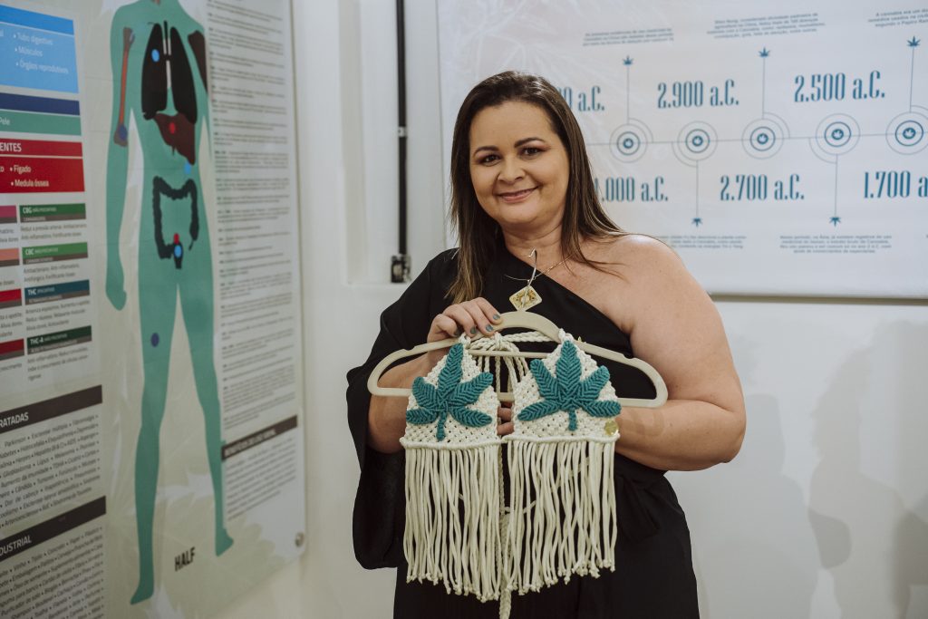 Gerlânia Felix produz peças de macramê com inspiração canábica