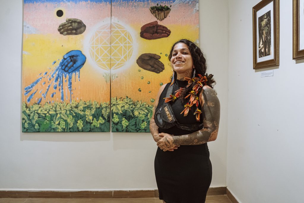 Zona à frente da obra que expôs no Museu Brasileiro da Cannabis