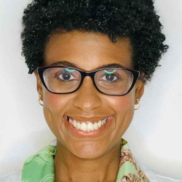 Dra. Thais Oliveira Ferreira