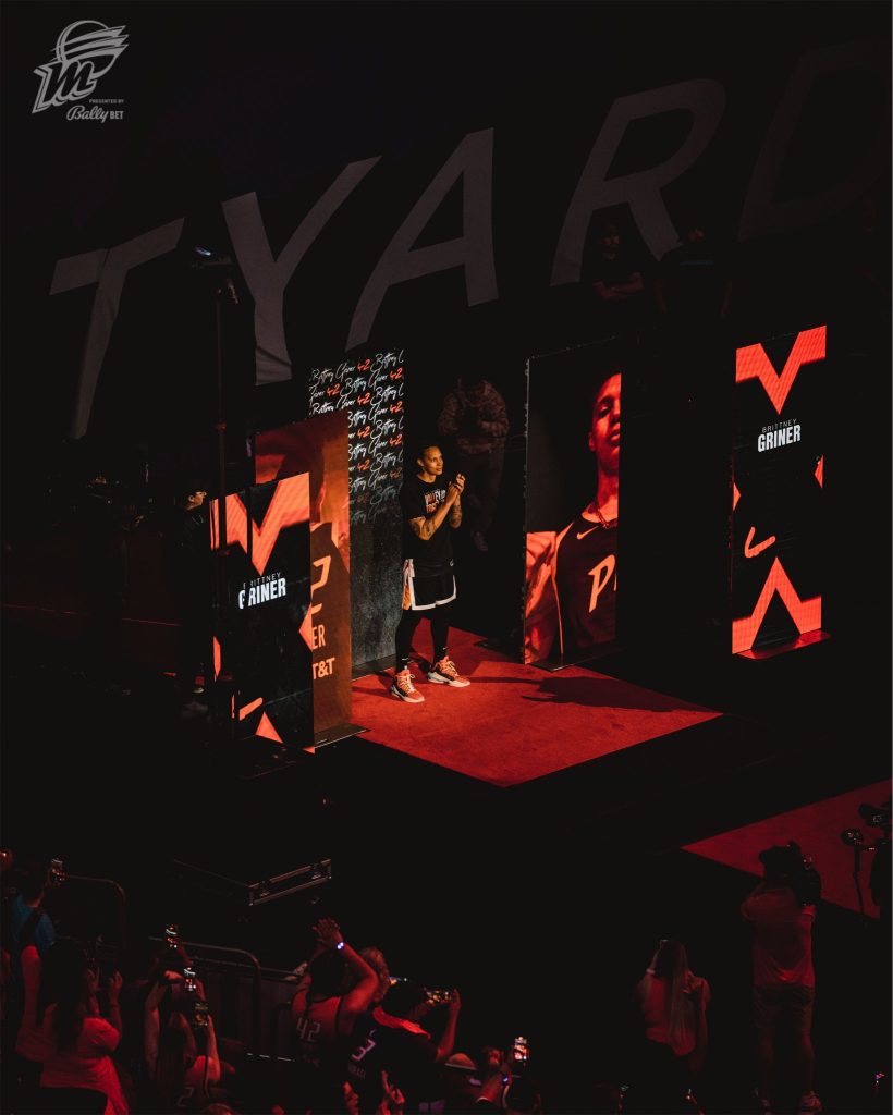 Brittney Griner sendo recebida pelos fãs no ginásio