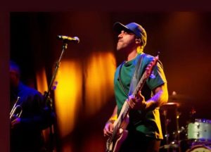 Luís Mauricio - baixista do Natiroots - paciente e empreendedor da Cannabis