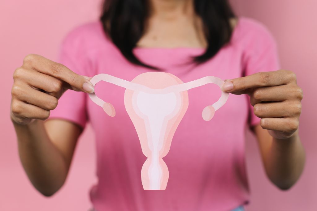 Mulher segurando ovário feito de papel