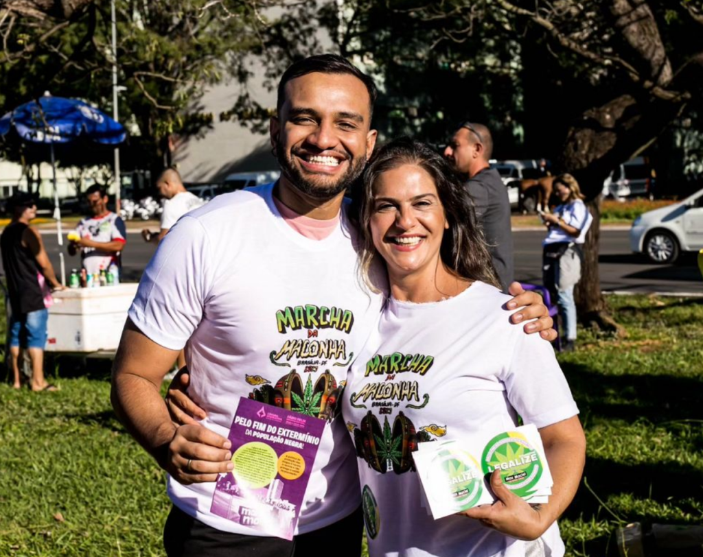 Thaís Saraiva ao lado do deputado distrital Fábio Felix, que compareceu à Marcha da Maconha do DF
