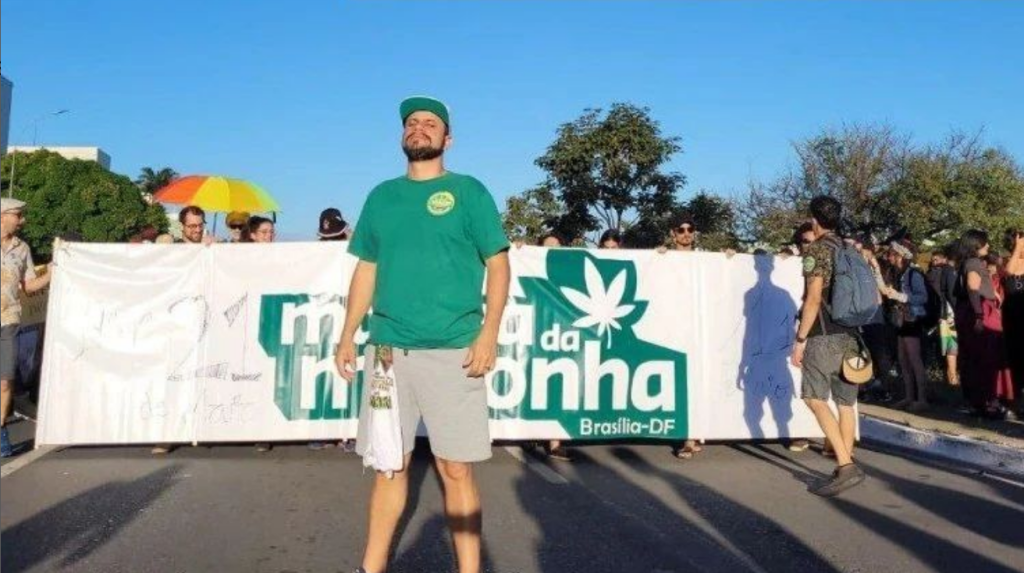 Deputado distrital Max Maciel a frente da Marcha da Maconha do DF