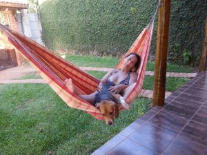 Angela Maria e sua cachorrinha Leona