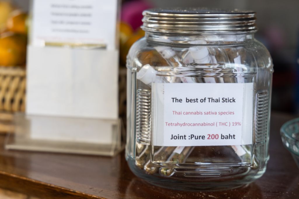 Cigarros preparados da forma tradicional tailandesa vendidos a 200 Bahts, equivalente a 28 reais