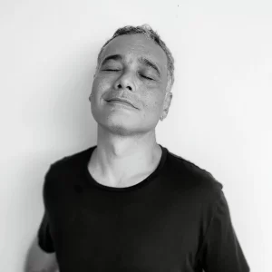 Foto em preto e branco do autor Sidarta Ribeiro