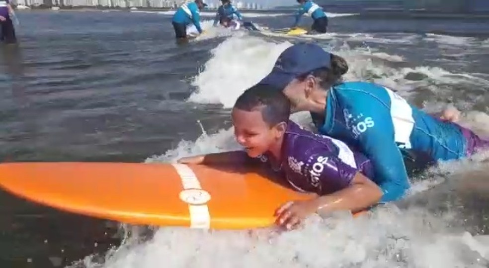 Hoje criança já consegue surfar com avanços de tratamento  — Foto: Arquivo pessoal