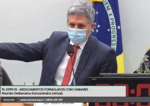 O então deputado Paulo Teixeira presidindo a Comissão da Cannabis Medicinal