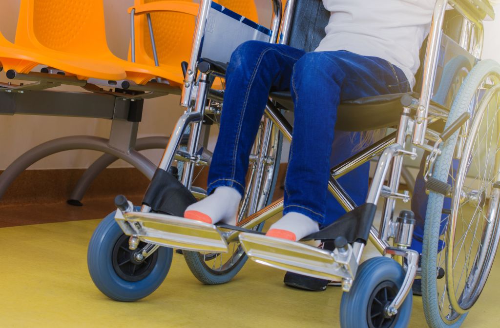 Menino em cadeira de rodas 