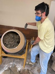 Rodrigo Segamarchi - preparando o hempcrete