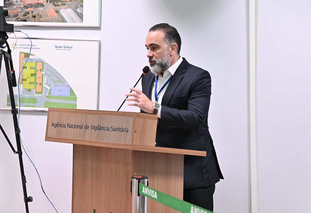 Leonardo falando em um púlpito na sede da Anvisa