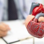 CBD pode reduzir danos no coração após miocardite, diz estudo clínico