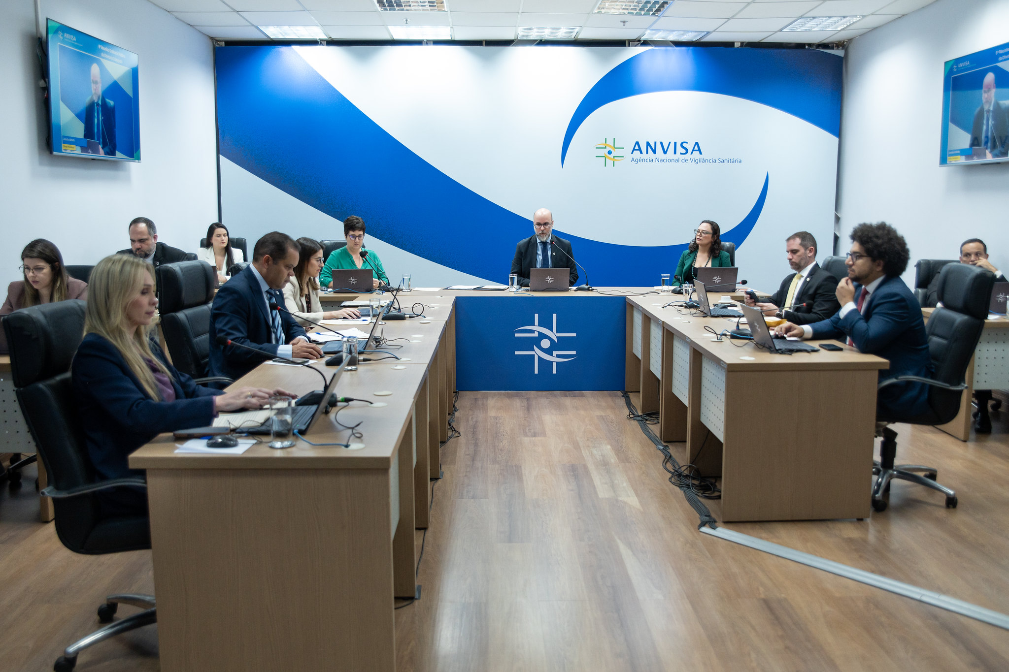 Membros da diretoria colegiada da Anvisa sentados em volta do diretor-geral.