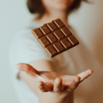 Para celebrar o Dia do Chocolate, entenda a relação com a Cannabis e como o cacau atua no sistema endocanabinoide.