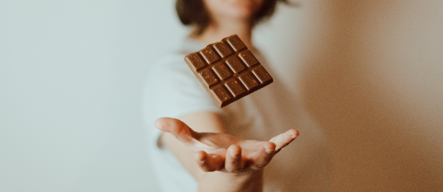 Para celebrar o Dia do Chocolate, entenda a relação com a Cannabis e como o cacau atua no sistema endocanabinoide.