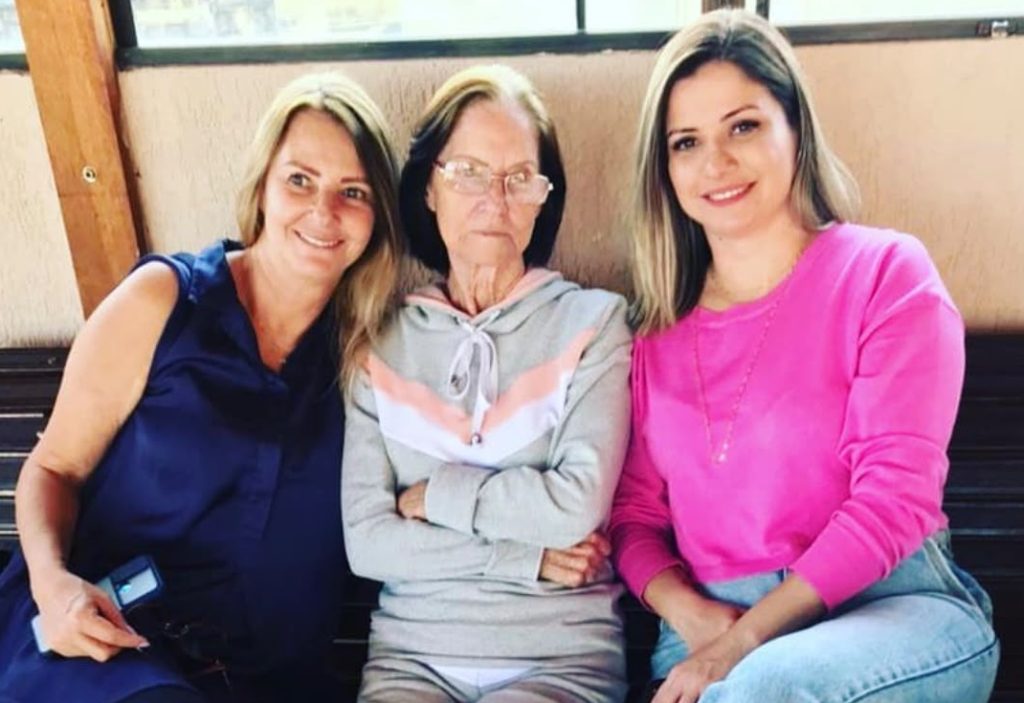 Tatiana, ao lado da mãe Maria Aparecida e a irmã Ieda