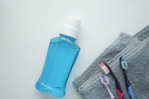Enxaguante bucal com CBD mostra potencial contra biofilme dental