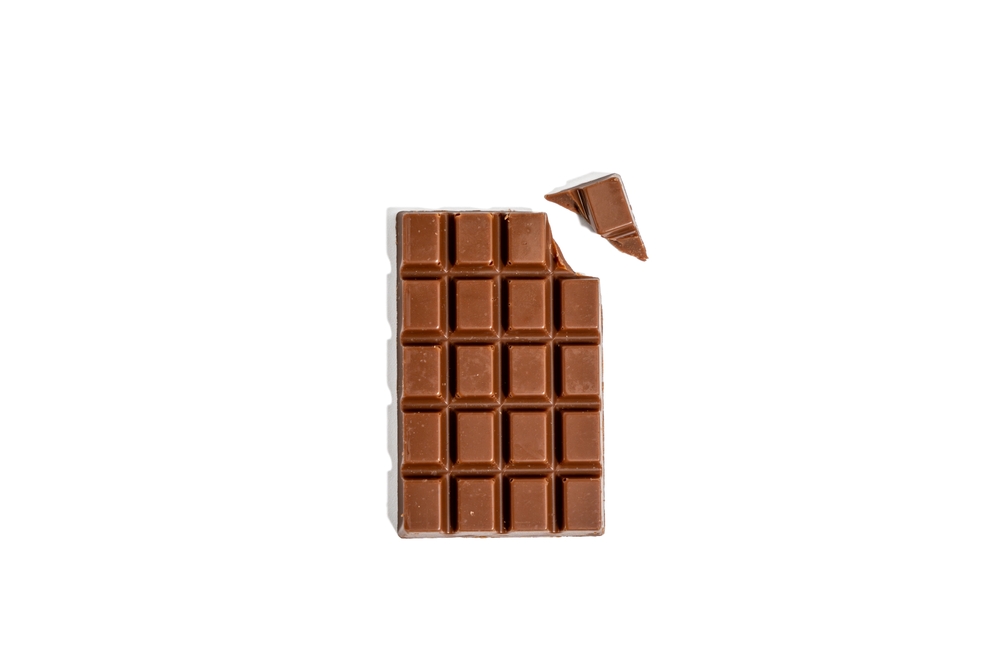 Barra de chocolate sobre fundo branco