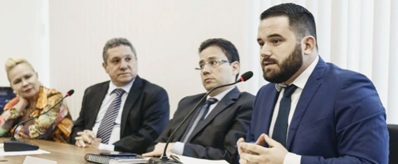 Advogado Ítalo Coelho (ao mic), da Rede Reforma e Sativoteca, é o autor dos pedidos de HC para os pacientes