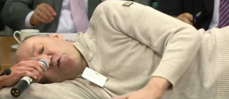 Dr. Franjo Grotenhermen possui uma doença rara que o obriga a ficar deitado