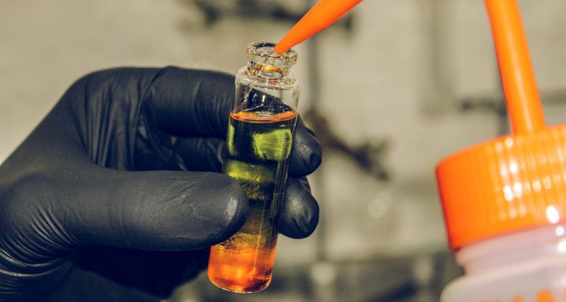 Justiça veta a farmácia magistral a manipular Cannabis.